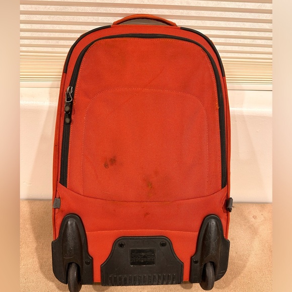 Patagonia roller carry-on bag. In good conditions with some external stains. - Picture 2 of 6